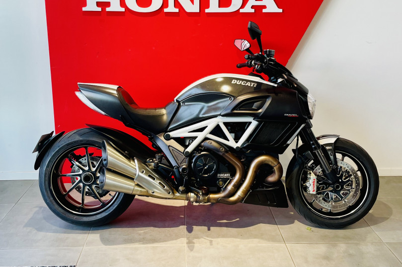 DUCATI 1200 DIAVEL CARBON - BEAUCOUZE