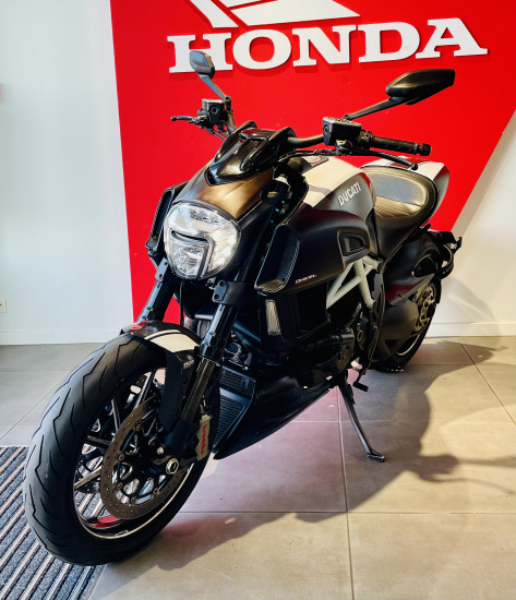 DUCATI 1200 DIAVEL CARBON - BEAUCOUZE