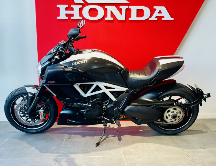 DUCATI 1200 DIAVEL CARBON - BEAUCOUZE