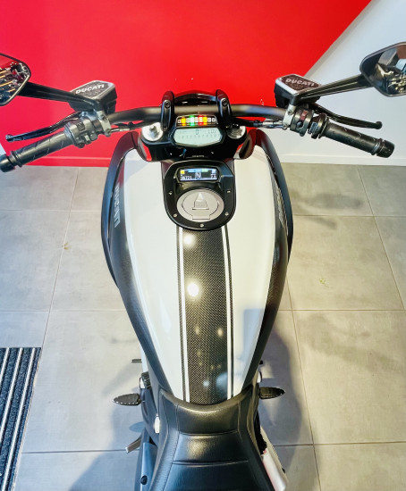 DUCATI 1200 DIAVEL CARBON - BEAUCOUZE