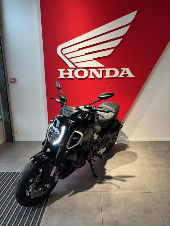 DUCATI DIAVEL V4 - BEAUCOUZE